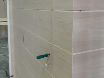 porta a ufficio in legno realizzata su misura, servizi contract ufficio, b2b, business to business, rapporti lavorativi tra aziende, realizzazione per terzi
