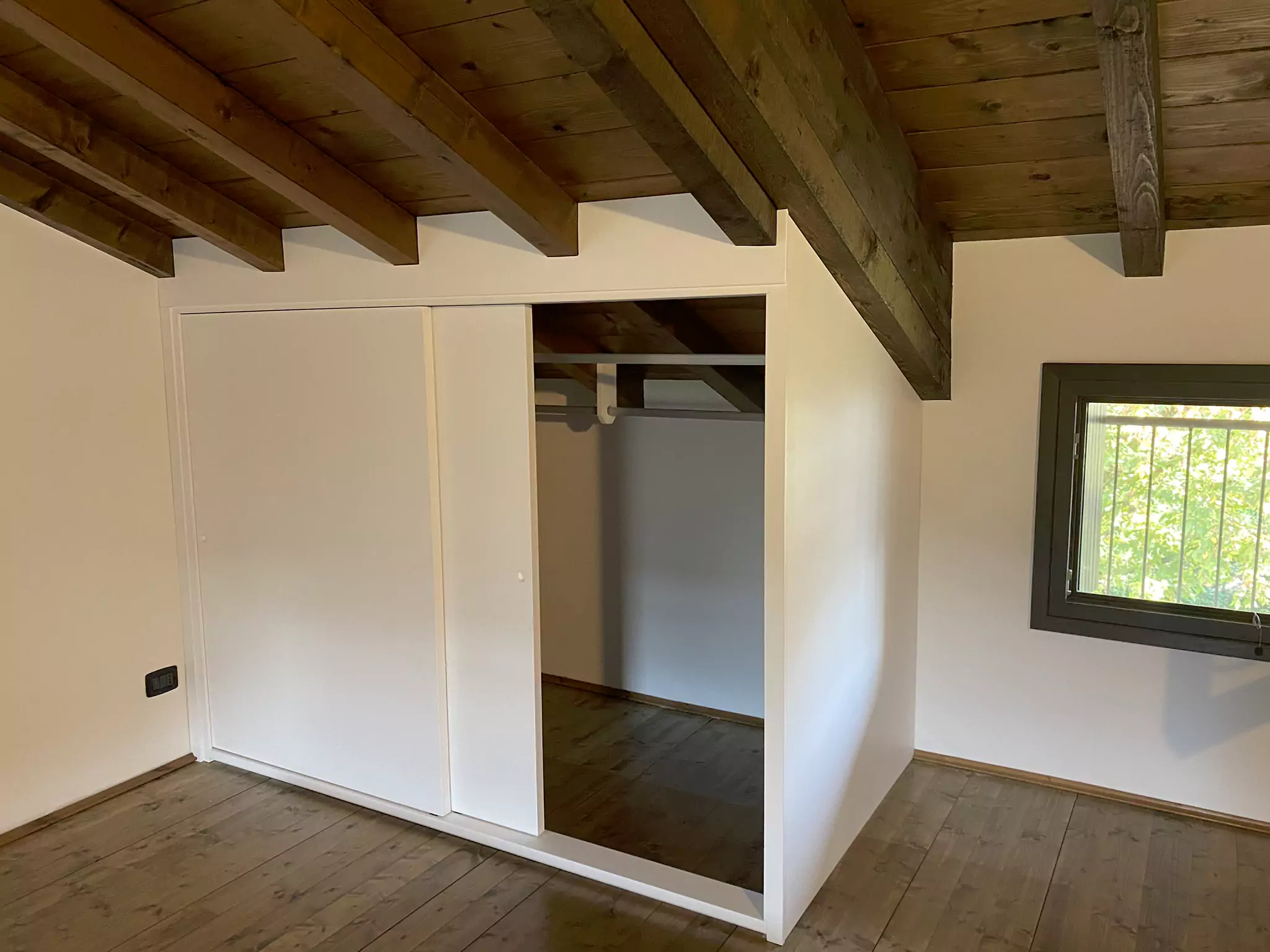 Armadio sottotetto sotto trave , mobili particolari su misura, mobili di precisione e qualitàmantova 