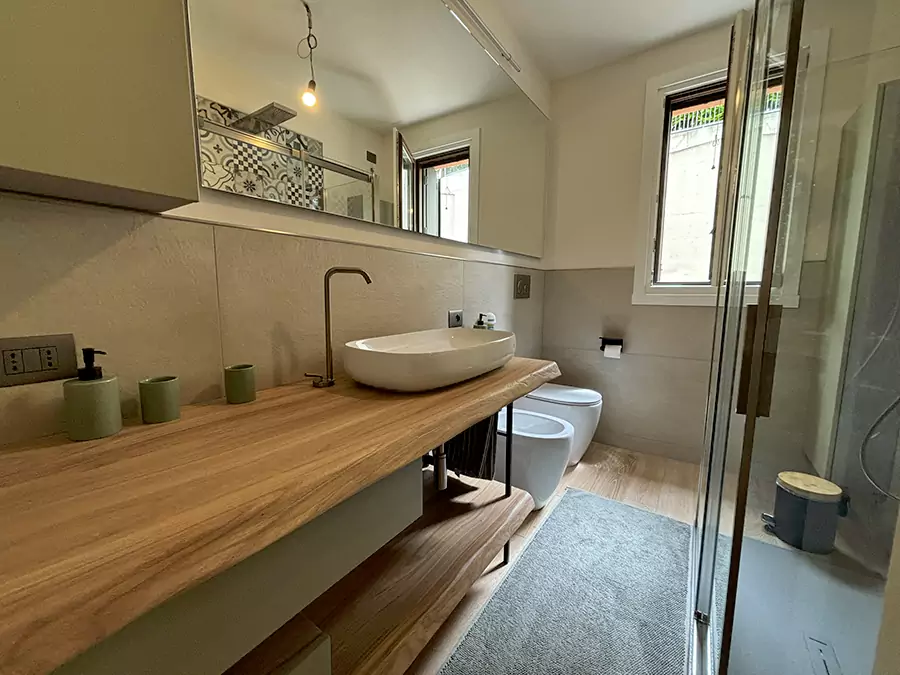 arredamento bagno su misura personalizzato mantova, piano in legno massello doppio cassetto e pensile laccato falegnameria