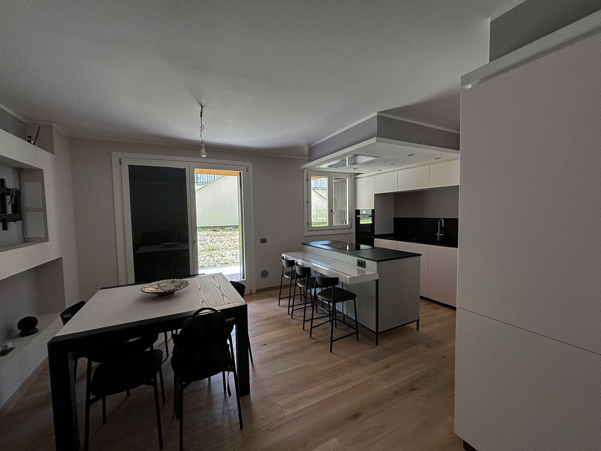Artgiani legno mantova , cucina di medio alta fascia personalizzata e su misura completamente laccta con isola snack in legno tinta bianca alta qualità