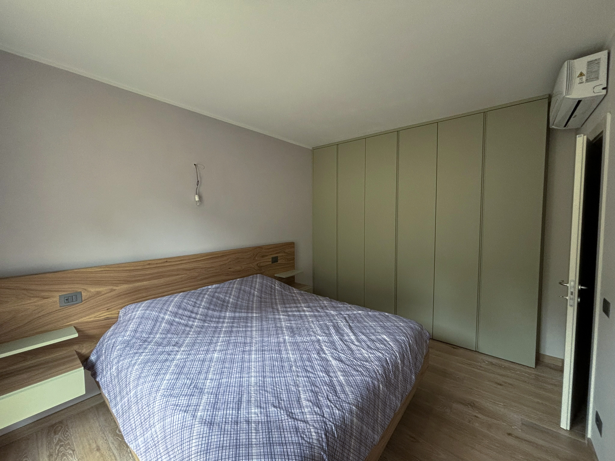 Arredo camera da letto mantova, falegname arredo su misura , mobili personalizzati armadio led letto legno e cassetti laccati