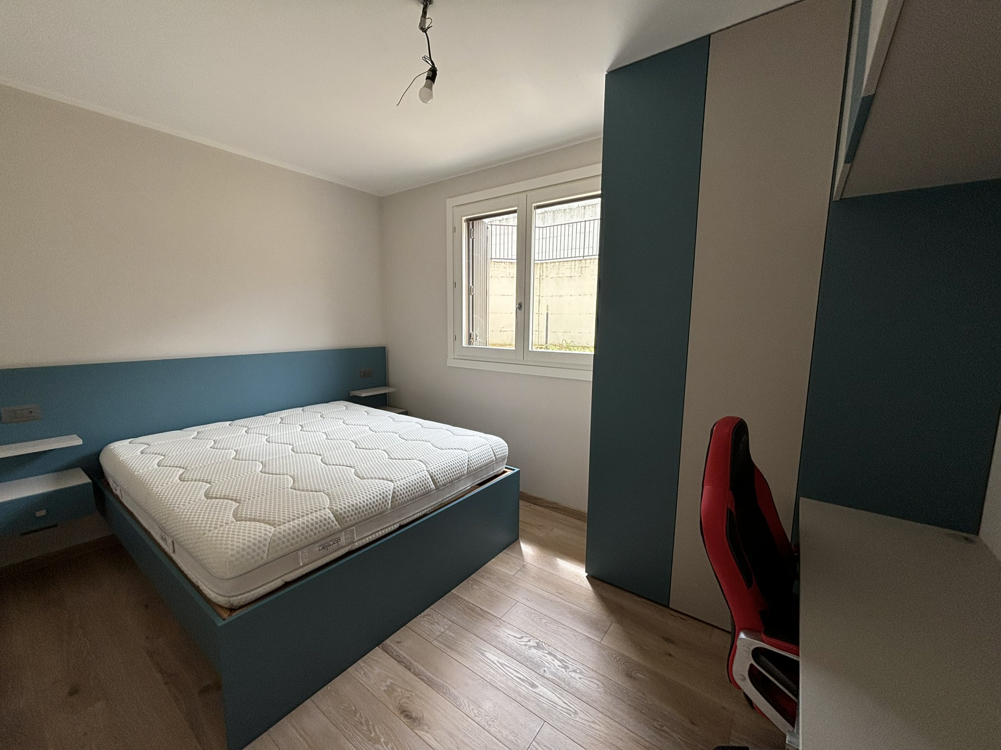 arredamento camera da letto ragazzo, scrivania struttura letto armadio mantova