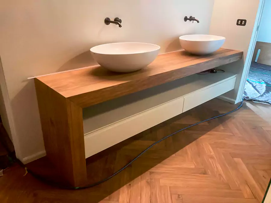 Mobile bagno su misura piano in legno massello con cassetti laccati , falegname mantova